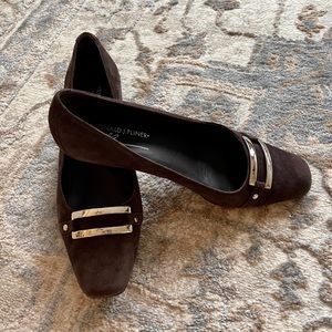 Pliner brown suede kitten heel